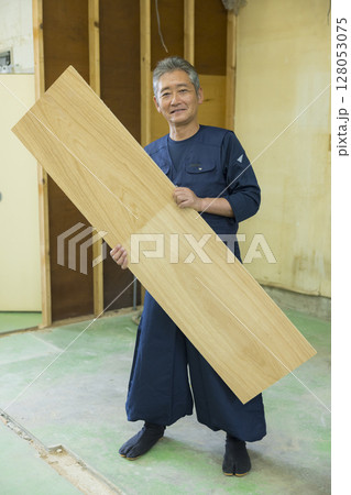 木材を持っている大工 木材を持っている大工 128053075