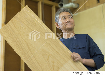 木材を持っている大工 木材を持っている大工 128053078