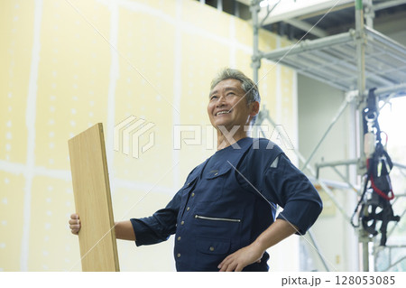 木材を持っている大工 128053085