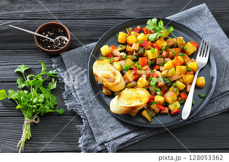 crispy fried cubed potatoes with ham, bell peppers 128053362