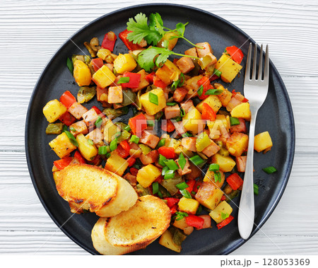 crispy fried cubed potatoes with ham, bell peppers crispy fried cubed potatoes with ham, bell peppers 128053369