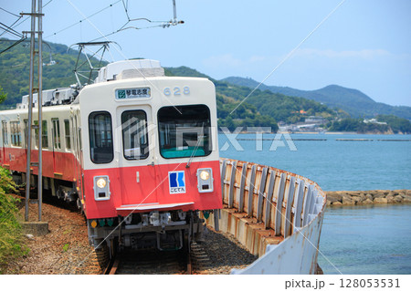 志度湾を沿いを行く高松琴平電気鉄道600形電車 128053531