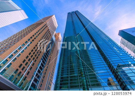 日本の東京都市景観 7月4日。汐留タワーや日本テレビタワーなど汐留のオフィスビル群を望む 日本の東京都市景観 7月4日。汐留タワーや日本テレビタワーなど汐留のオフィスビル群を望む 128053974