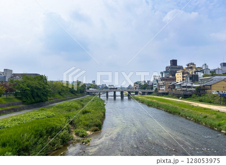 御池大橋から見える三条大橋(京都・鴨川) 御池大橋から見える三条大橋(京都・鴨川) 128053975