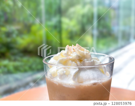 ホイップクリームが乗った冷たいフローズンドリンク 128053976