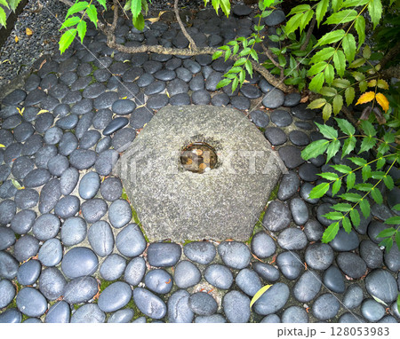 京都・六角堂の「へそ石」 128053983