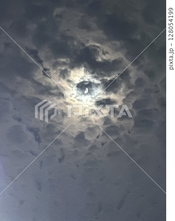雲間に輝く月 雲間に輝く月 128054199