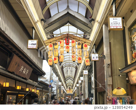祇園祭期間中の京都・新京極の風景 128054249