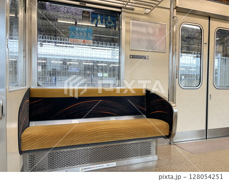 電車の優先座席 電車の優先座席 128054251