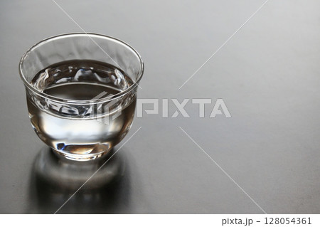 水の入ったグラス 128054361