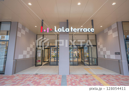 「ららテラス北綾瀬」1階入口のモダンなデザインとロゴサイン 「ららテラス北綾瀬」1階入口のモダンなデザインとロゴサイン 128054411
