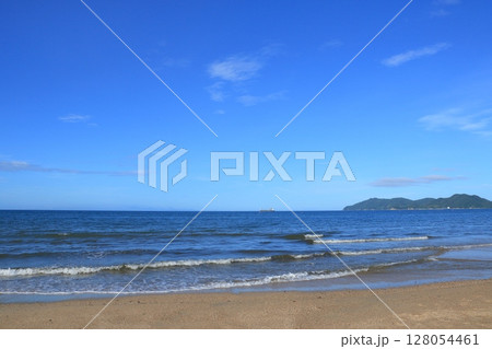 美しい海岸線 瀬戸内海の穏やかな海 瀬戸内の海水浴場 美しい海岸線 瀬戸内海の穏やかな海 瀬戸内の海水浴場 128054461