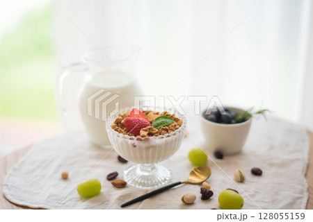 Creamy greek yogurt parfait with crunchy granola Creamy greek yogurt parfait with crunchy granola 128055159