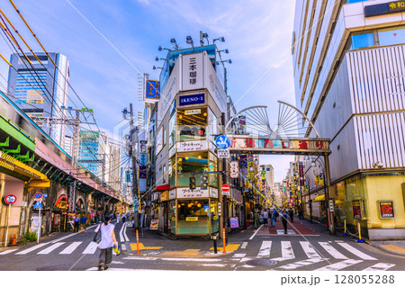 日本の東京都市景観 7月4日。新橋駅(烏森口）側から新橋西口通りの飲み屋街などを望む 128055288
