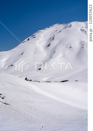 室堂平から雷鳥沢と別山乗越を見上げる 残雪期の北アルプス立山・別山登山 室堂平から雷鳥沢と別山乗越を見上げる 残雪期の北アルプス立山・別山登山 128055623