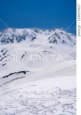 室堂平から立山連峰を見上げる 残雪期の北アルプス立山・別山登山 室堂平から立山連峰を見上げる 残雪期の北アルプス立山・別山登山 128055627