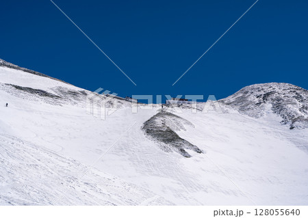 雷鳥沢の残雪期ルートから別山乗越の山小屋を見上げる 残雪期の北アルプス立山・別山登山 雷鳥沢の残雪期ルートから別山乗越の山小屋を見上げる 残雪期の北アルプス立山・別山登山 128055640