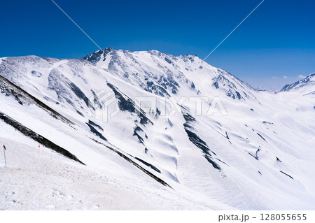 雷鳥沢の残雪期ルートから見る立山連峰 残雪期の北アルプス立山・別山登山 雷鳥沢の残雪期ルートから見る立山連峰 残雪期の北アルプス立山・別山登山 128055655