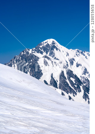 別山乗越から見る剱岳　残雪期の北アルプス立山・別山登山 128055658