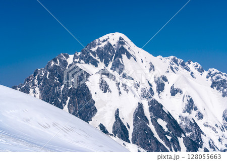 別山乗越から見る剱岳　残雪期の北アルプス立山・別山登山 128055663