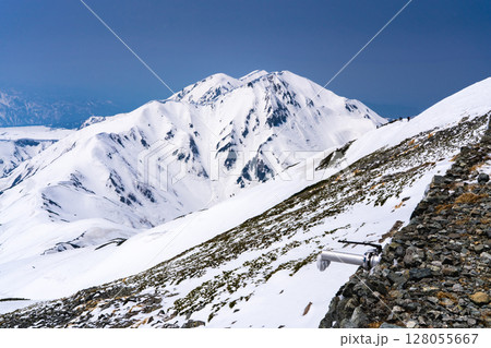 別山乗越から見る奥大日岳 残雪期の北アルプス立山・別山登山 別山乗越から見る奥大日岳 残雪期の北アルプス立山・別山登山 128055667