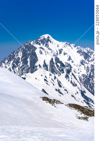 別山へ向かう登山道から見る剱岳 残雪期の北アルプス立山・別山登山 別山へ向かう登山道から見る剱岳 残雪期の北アルプス立山・別山登山 128055668