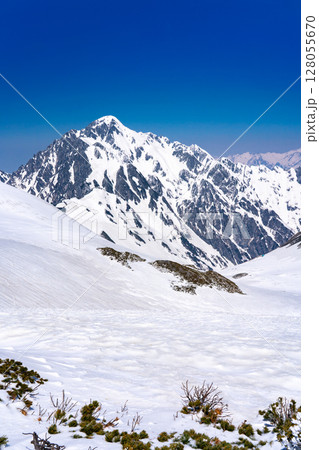 別山へ向かう登山道から見る剱岳と剱沢　残雪期の北アルプス立山・別山登山 128055670