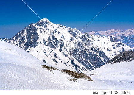 別山へ向かう登山道から見る剱岳と剱沢　残雪期の北アルプス立山・別山登山 128055671