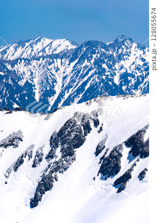 別山の南峰頂上から見る針ノ木岳と蓮華岳 残雪期の北アルプス立山・別山登山 別山の南峰頂上から見る針ノ木岳と蓮華岳 残雪期の北アルプス立山・別山登山 128055674