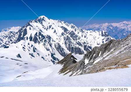 別山の南峰頂上から見る剱岳と剱沢　残雪期の北アルプス立山・別山登山 128055679