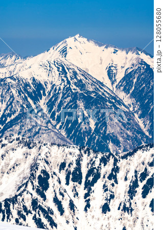 別山の北峰頂上から見る鹿島槍ヶ岳　残雪期の北アルプス立山・別山登山 128055680