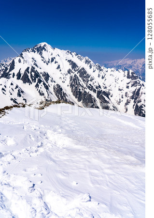 別山の北峰頂上から見る剱岳と八ッ峰　残雪期の北アルプス立山・別山登山 128055685