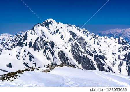 別山の北峰頂上から見る剱岳と八ッ峰 残雪期の北アルプス立山・別山登山 別山の北峰頂上から見る剱岳と八ッ峰 残雪期の北アルプス立山・別山登山 128055686