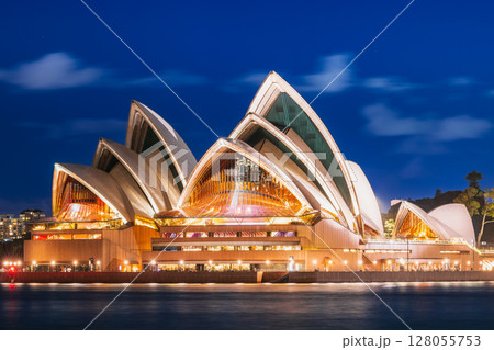 シドニー　オペラハウス　ナイトビュー 128055753