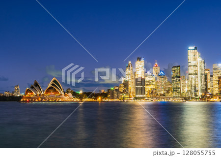 シドニー　オペラハウスとシティセンター　ナイトビュー 128055755