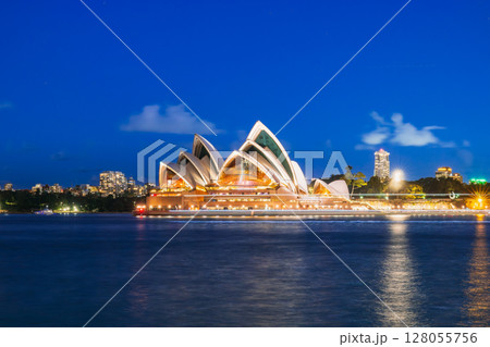 シドニー　オペラハウス　ナイトビュー 128055756