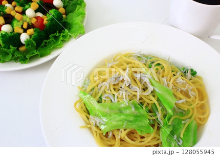 美味しそうなサラダとスパゲティ 128055945