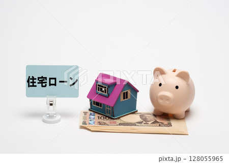 豚の貯金箱と一万円札と住宅模型で住宅ローンのイメージ 128055965
