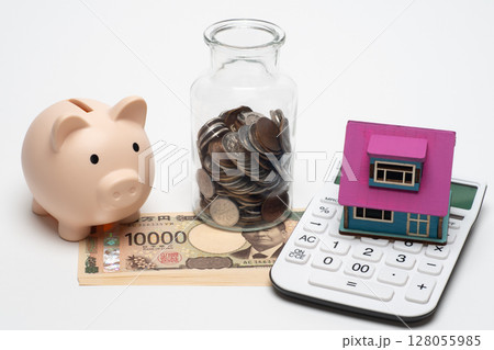 豚の貯金箱と電卓と一万円札と小銭 128055985