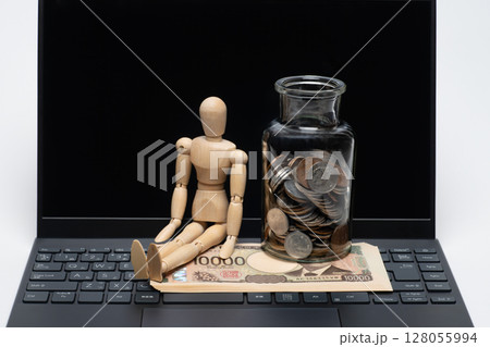 ノートパソコンと瓶に入ったコインと一万円札とデッサン人形 ノートパソコンと瓶に入ったコインと一万円札とデッサン人形 128055994