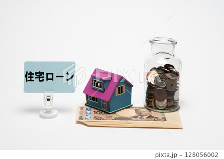 一万円札とコインと家の模型で住宅ローンのイメージ 一万円札とコインと家の模型で住宅ローンのイメージ 128056002