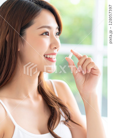 サプリメントを飲む若い女性 サプリメントを飲む若い女性 128057397