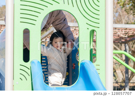 【相模原市立麻溝公園の子どもの広場でママと遊ぶ1歳児】 128057707
