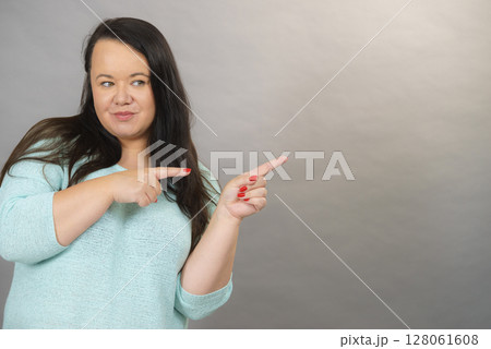Plus size woman pointing 128061608