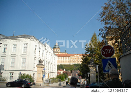 坂道の標識と丘上に広がる歴史的建物への散策路 128064527