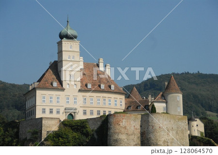 石造城壁の質感と緑が映える城砦クローズアップ 128064570