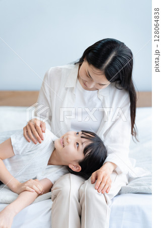 ママと娘のスキンシップ 128064838