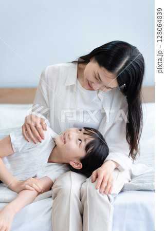 ママと娘のスキンシップ 128064839