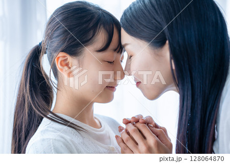 ママと娘のスキンシップ ママと娘のスキンシップ 128064870