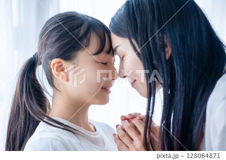 ママと娘のスキンシップ 128064871
